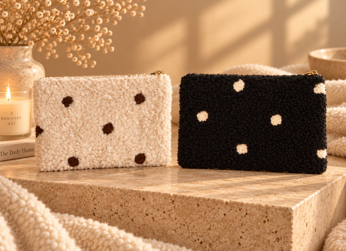Pochette Sherpa à pois – Beige & Marron ou Noire & Blanche