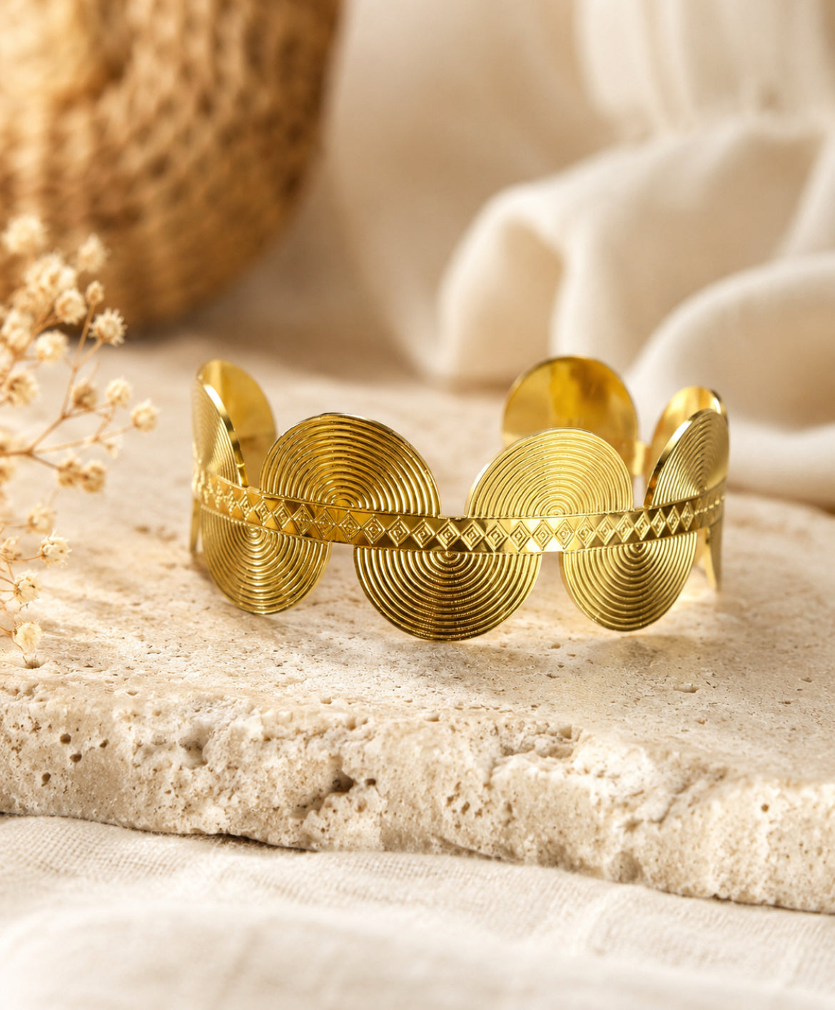 Bracelet Manchette « Ondes Solaires » – Doré – Acier inoxydable