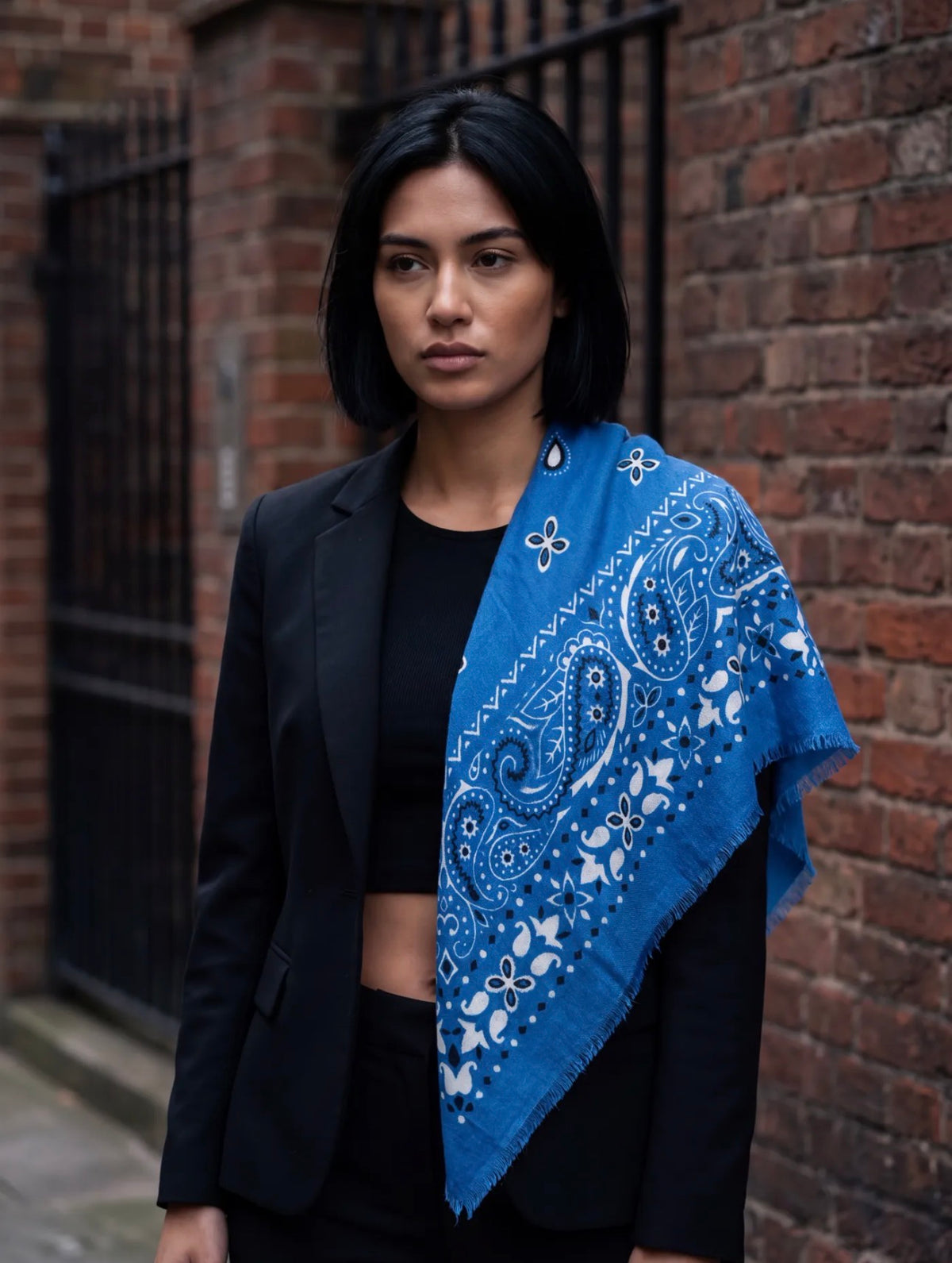 Écharpe Sofia femme motif bandana 110 × 110 cm – Viscose & laine douce
