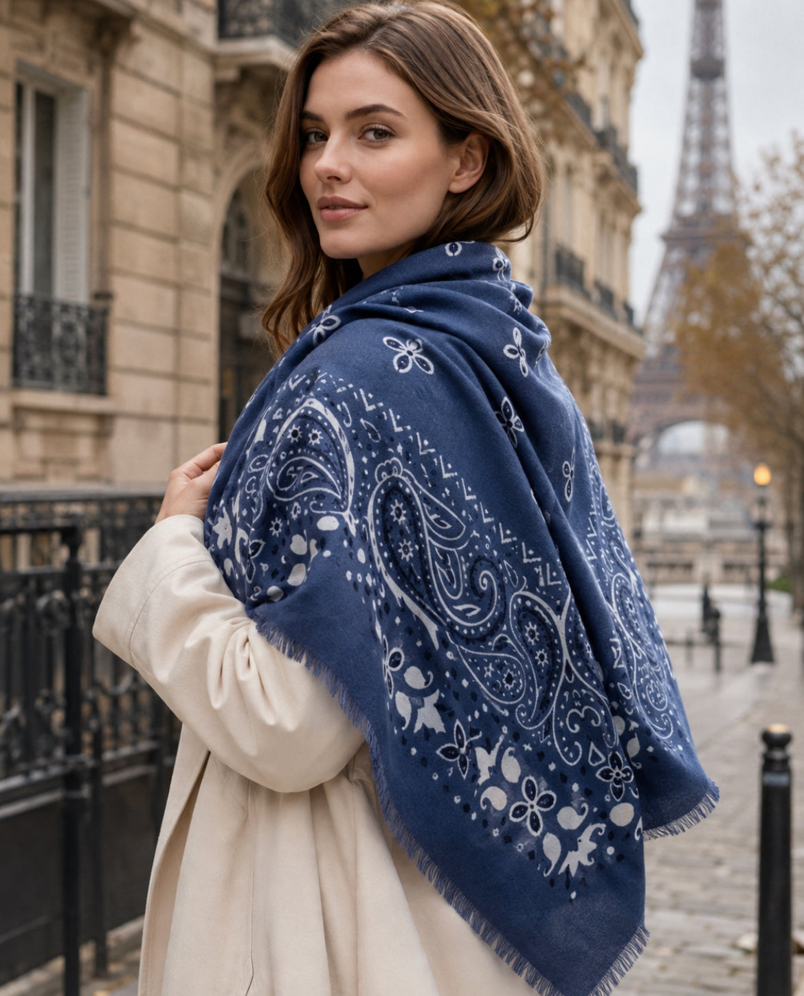 Écharpe Sofia femme motif bandana 110 × 110 cm – Viscose & laine douce