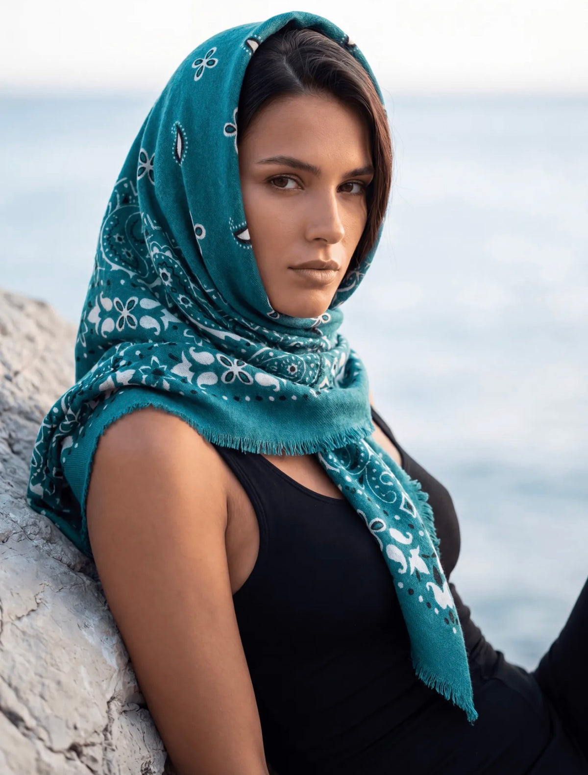 Écharpe Sofia femme motif bandana 110 × 110 cm – Viscose & laine douce