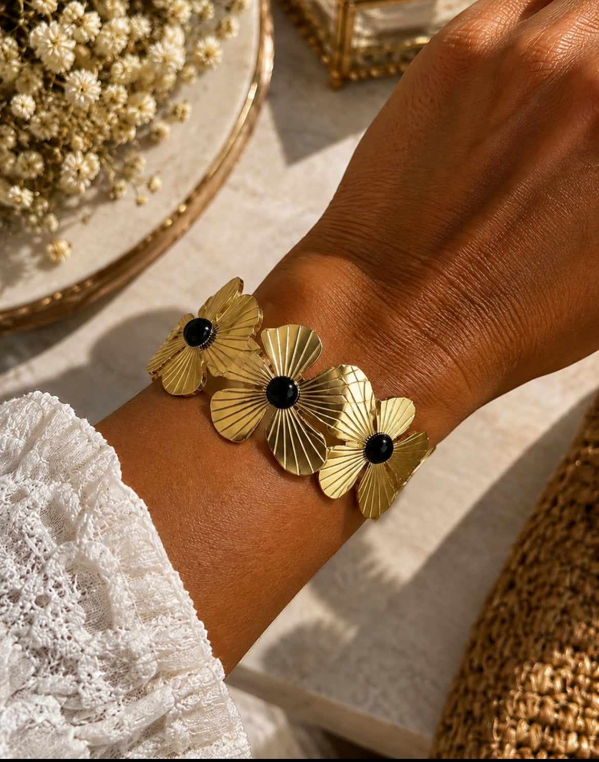 Bracelet Manchette “Fleur de Minuit” – Doré & Perles Noires – Acier inoxydable