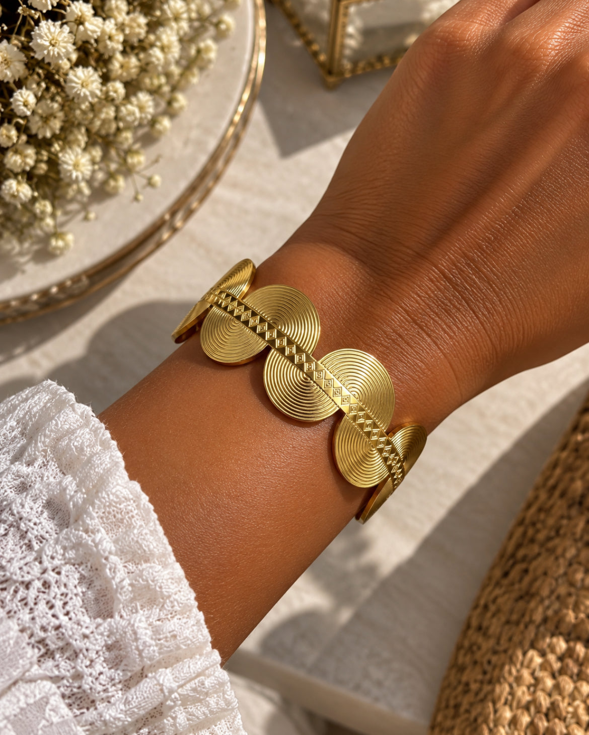 Bracelet Manchette « Ondes Solaires » – Doré – Acier inoxydable