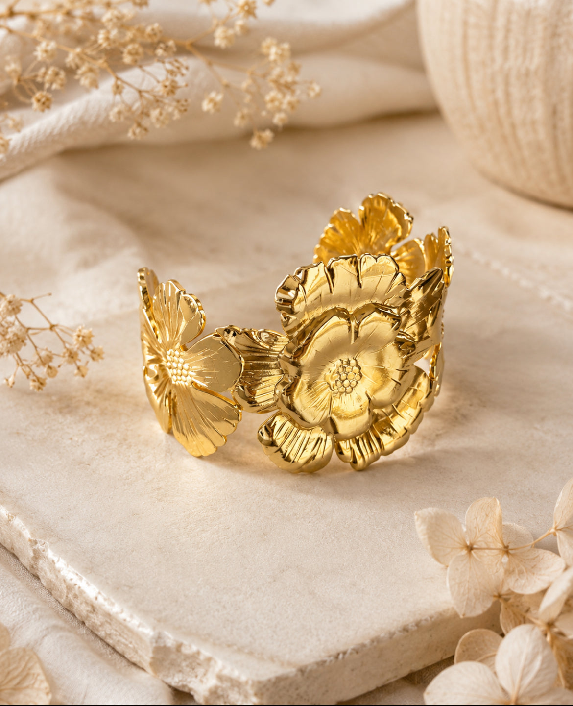 Bracelet Manchette « Fleur Solaire » – Doré – Acier inoxydable