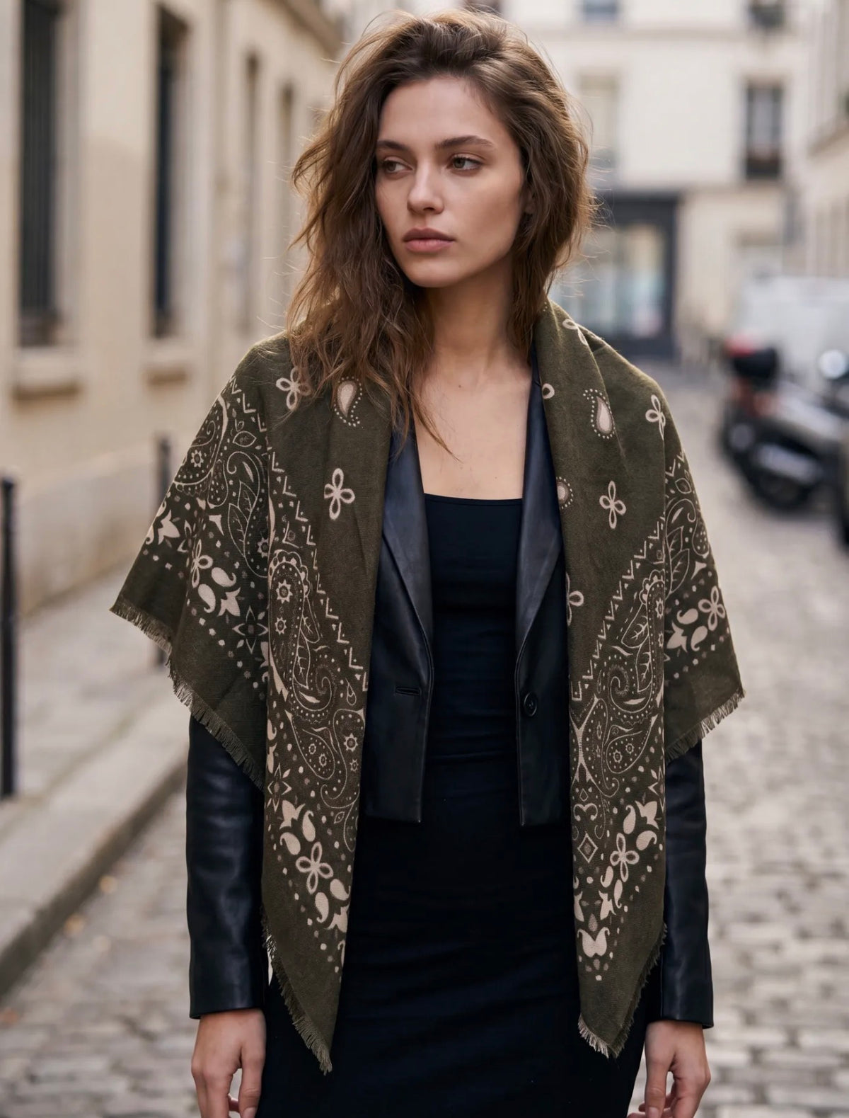 Écharpe Sofia femme motif bandana 110 × 110 cm – Viscose & laine douce