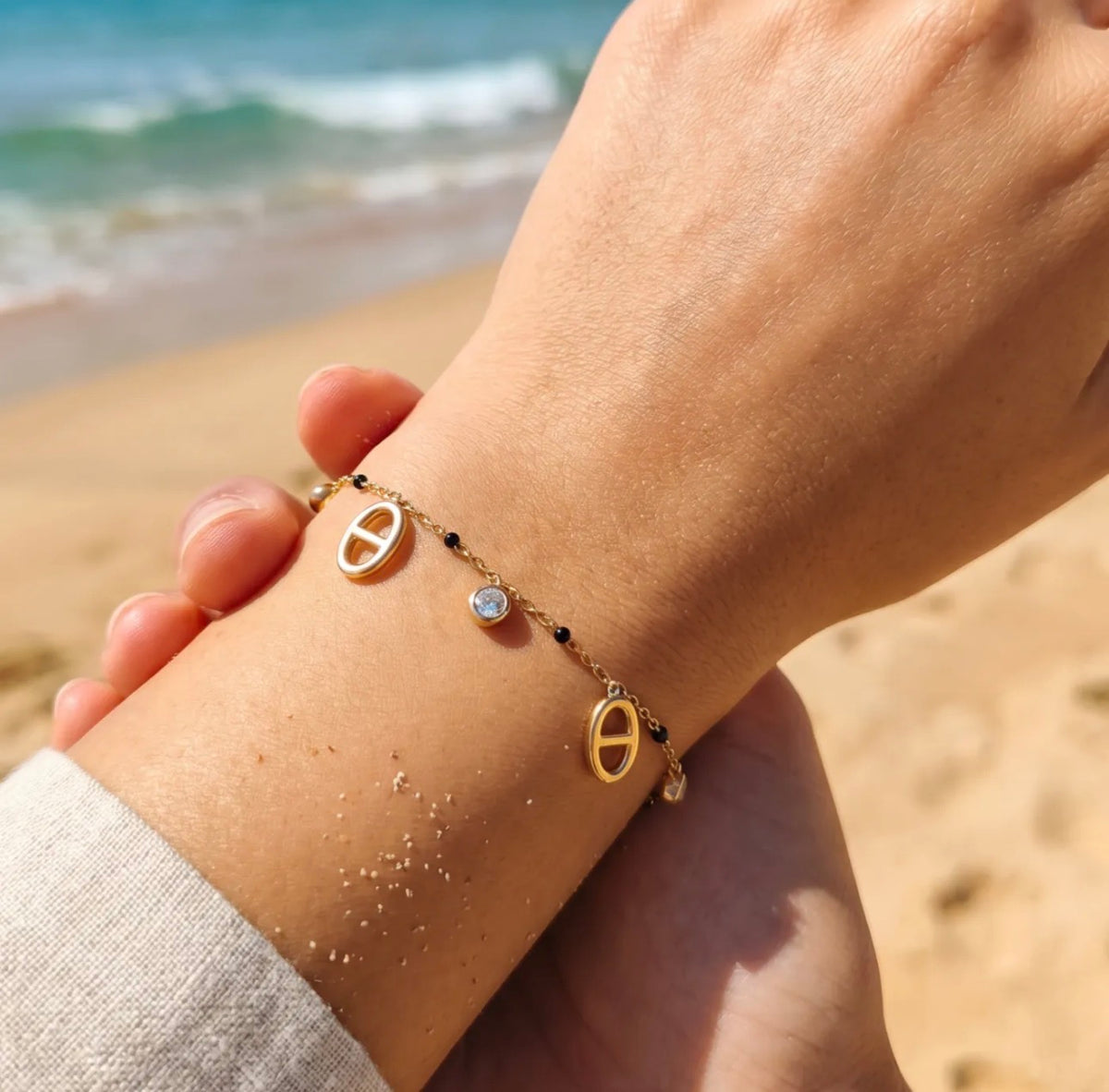 Bracelet Kaïa – Maille marine colorée en acier inoxydable doré