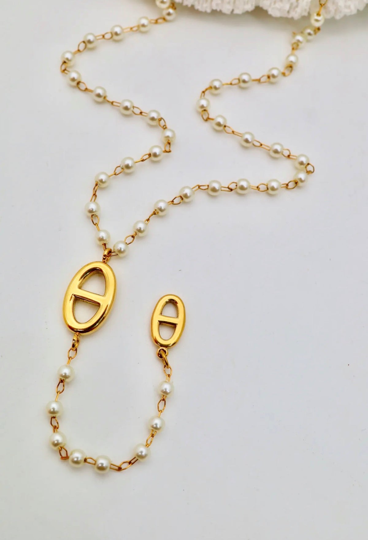 Collier Océane – Perles blanches & maille marine dorée