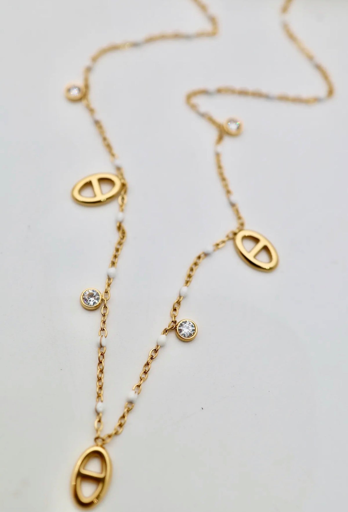 Collier Kaïa – Maille marine colorée en acier inoxydable doré