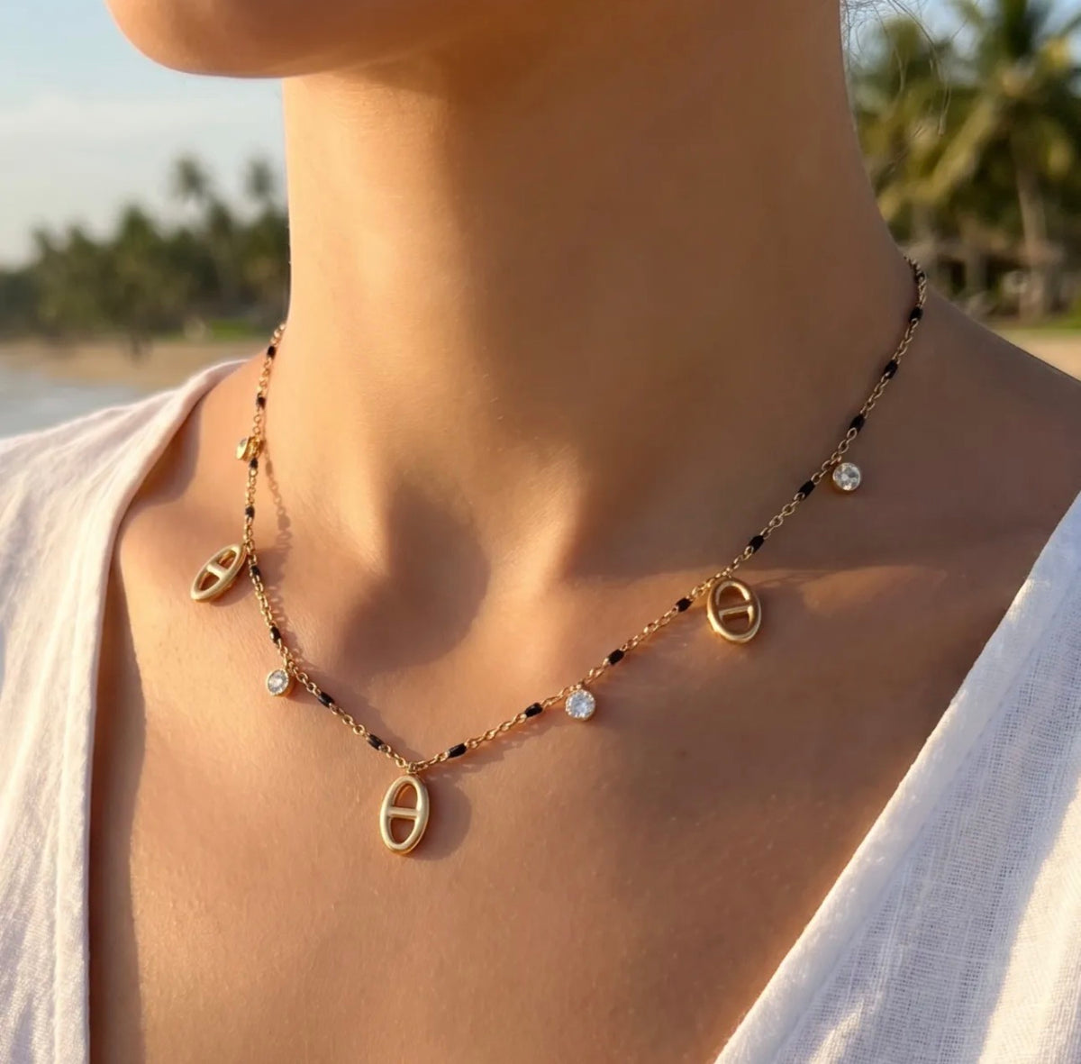 Collier Kaïa – Maille marine colorée en acier inoxydable doré