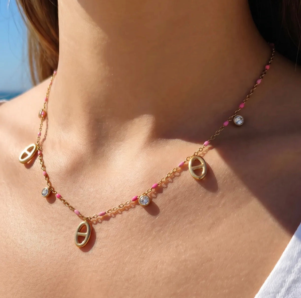 Collier Kaïa – Maille marine colorée en acier inoxydable doré