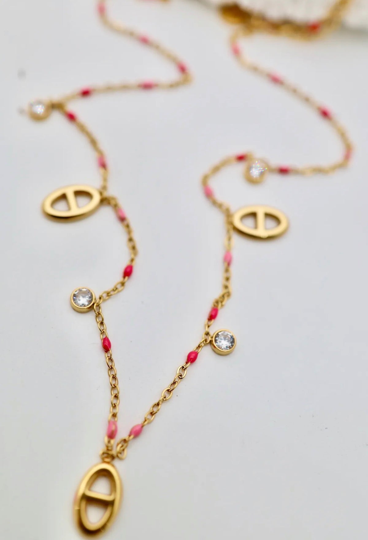 Collier Kaïa – Maille marine colorée en acier inoxydable doré