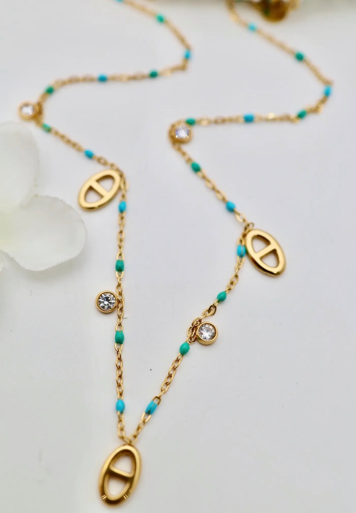 Collier Kaïa – Maille marine colorée en acier inoxydable doré