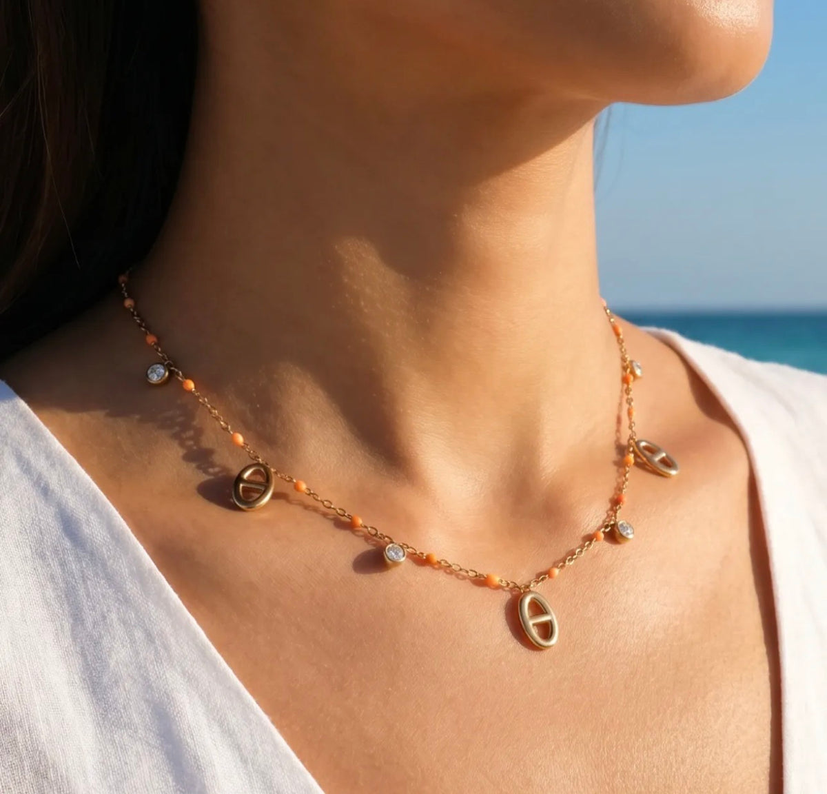 Collier Kaïa – Maille marine colorée en acier inoxydable doré