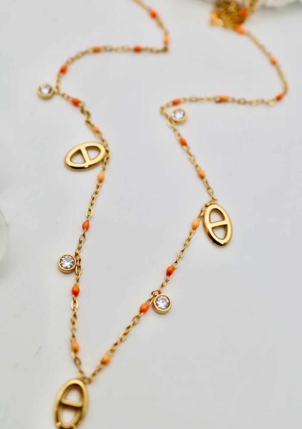 Collier Kaïa – Maille marine colorée en acier inoxydable doré