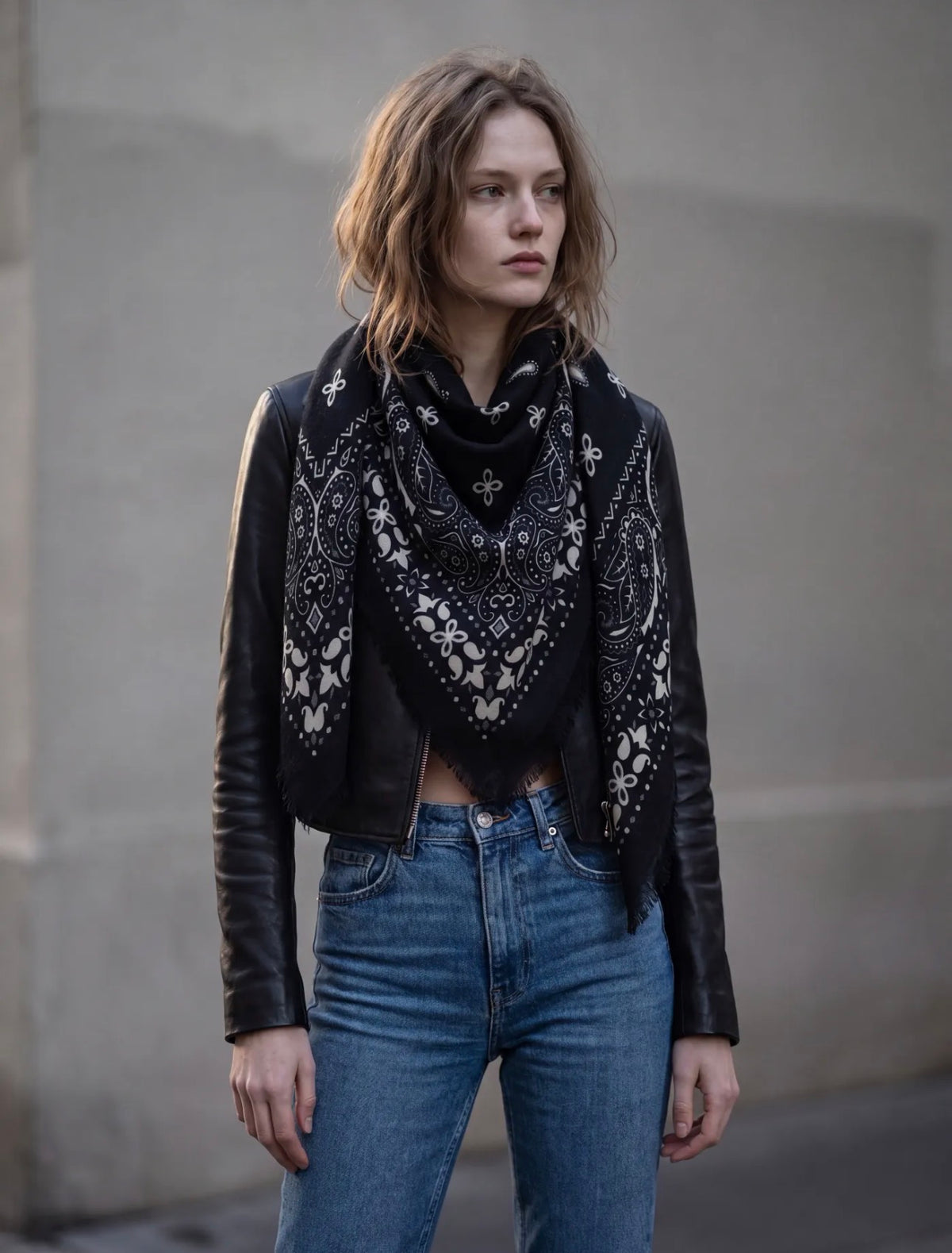 Écharpe Sofia femme motif bandana 110 × 110 cm – Viscose & laine douce