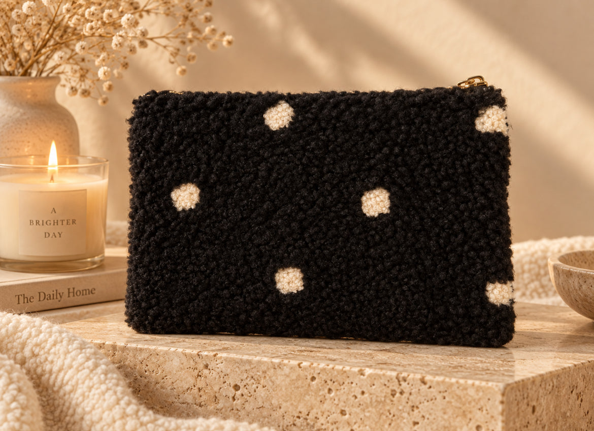 Pochette Sherpa à pois – Beige & Marron ou Noire & Blanche