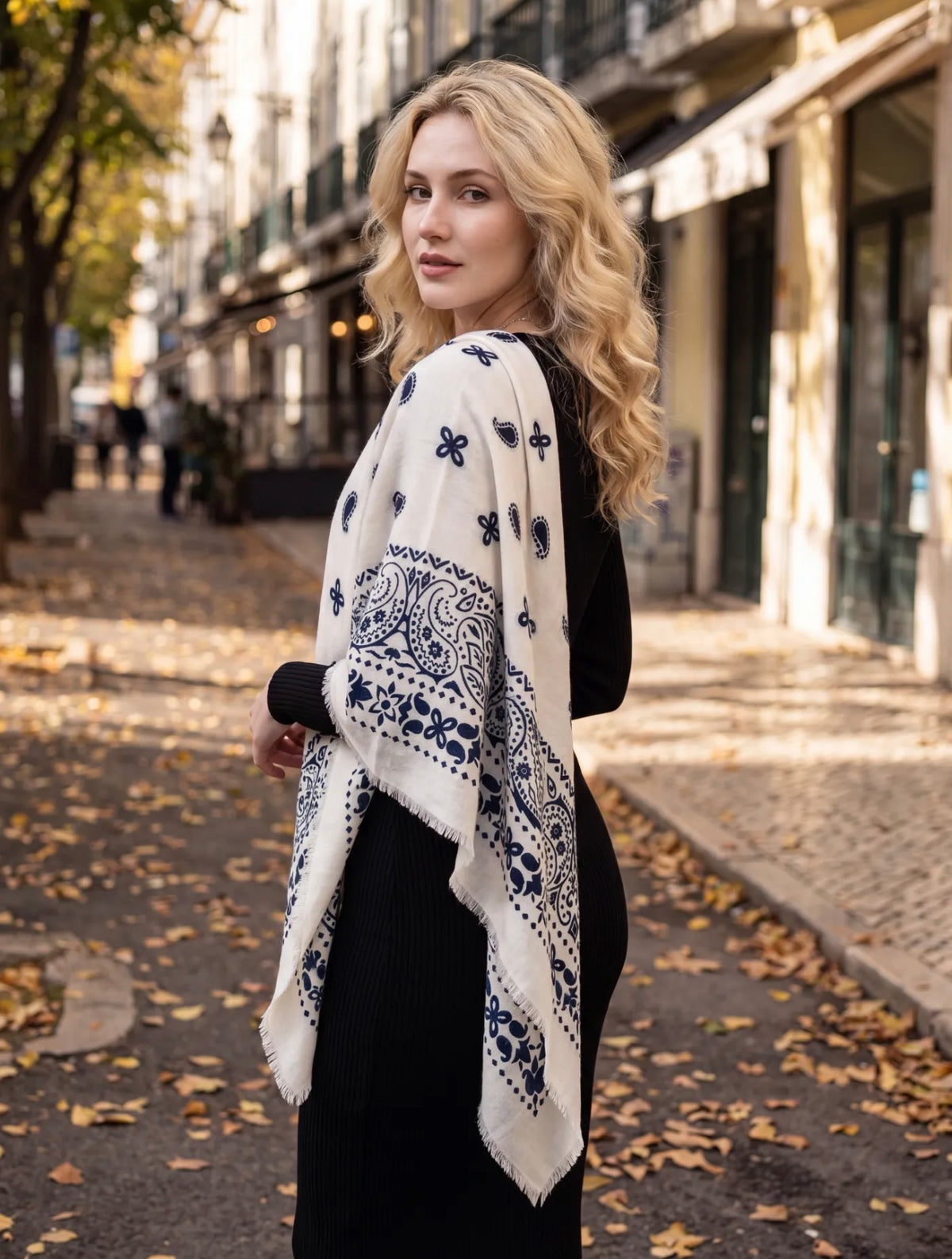 Écharpe Sofia femme motif bandana 110 × 110 cm – Viscose & laine douce