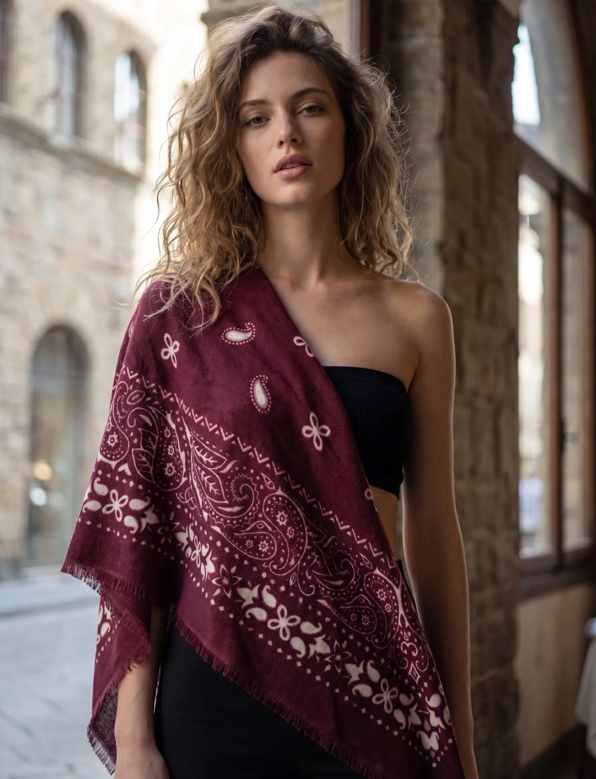 Écharpe Sofia femme motif bandana 110 × 110 cm – Viscose & laine douce