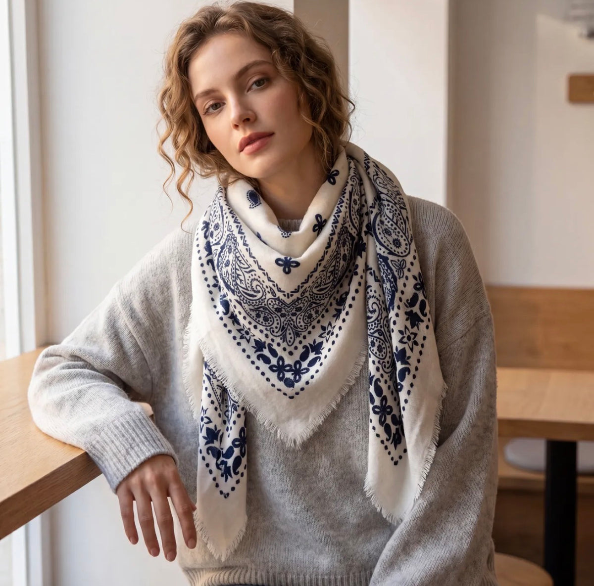 Écharpe Sofia femme motif bandana 110 × 110 cm – Viscose & laine douce