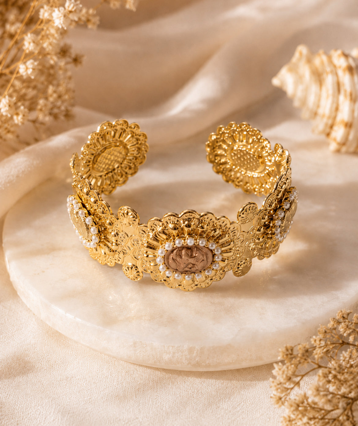 Bracelet Manchette « Belle Époque » – Camée & Perles – Acier inoxydable doré