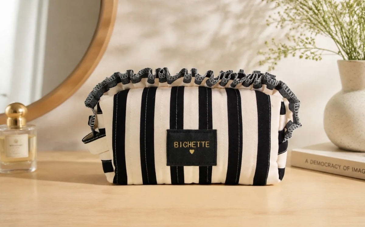 Pochette « Vanity Riviera » – Trousse de rangement 22 cm – Rayée à volants – 2 coloris