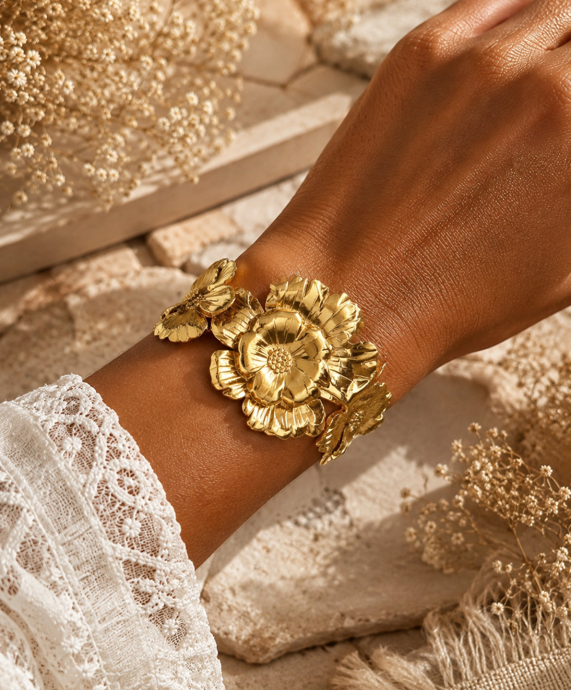 Bracelet Manchette « Fleur Solaire » – Doré – Acier inoxydable