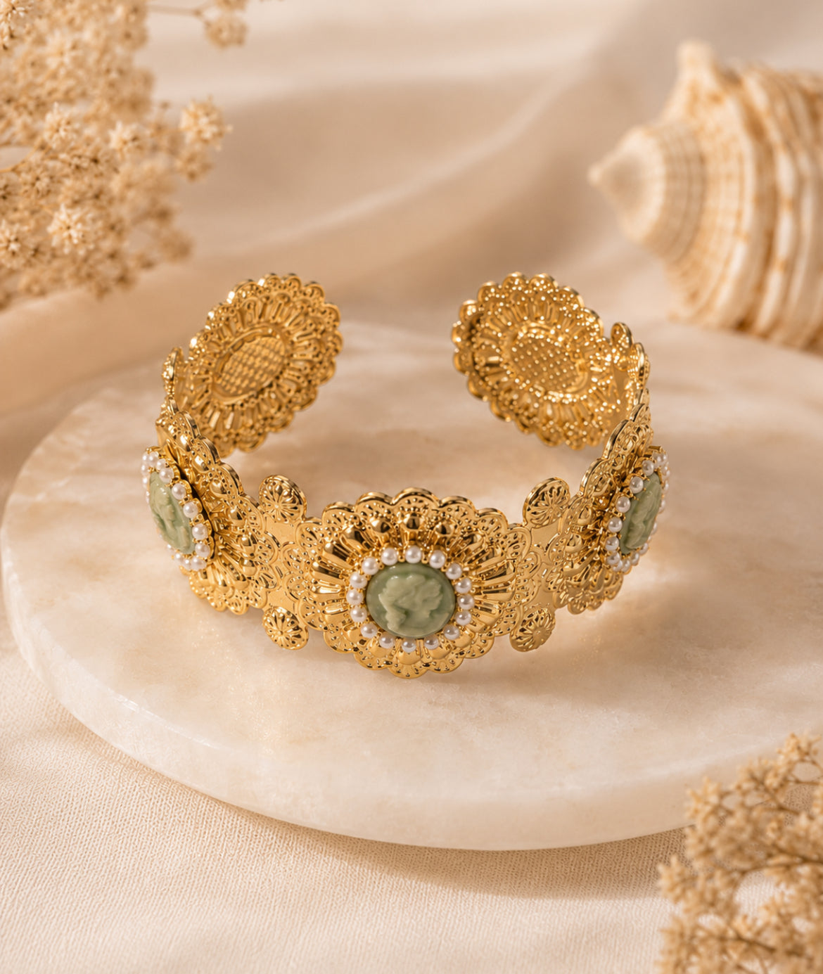 Bracelet Manchette « Belle Époque » – Camée & Perles – Acier inoxydable doré