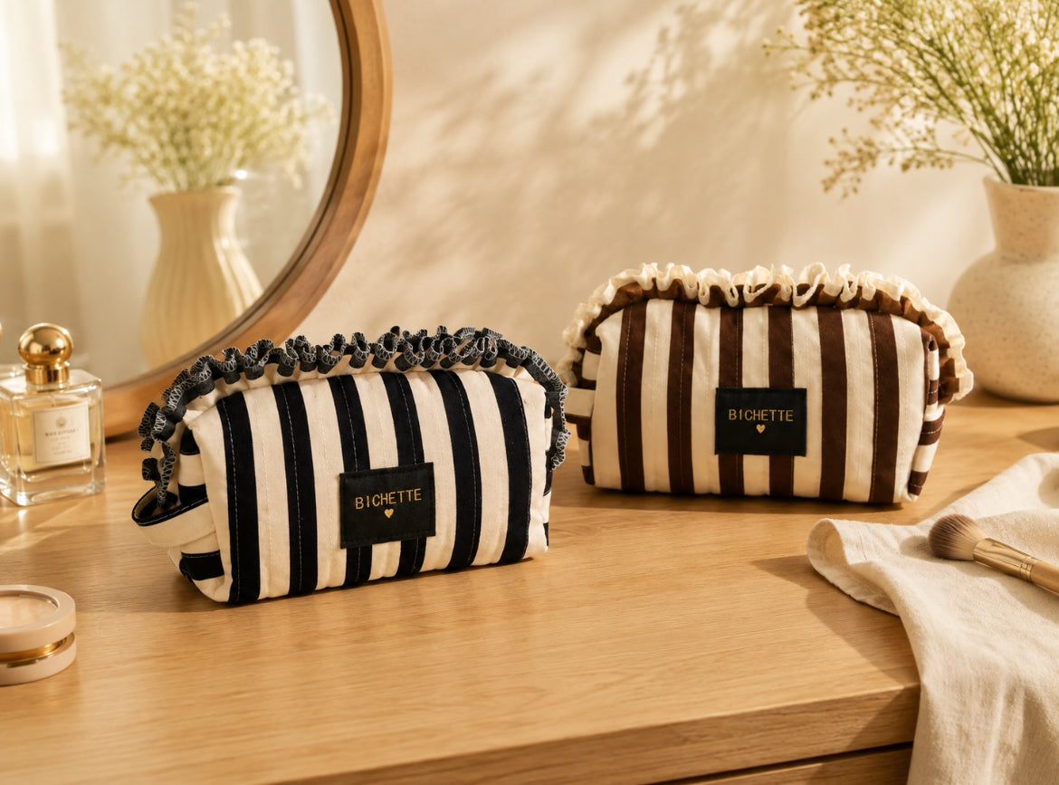 Pochette « Vanity Riviera » – Trousse de rangement 22 cm – Rayée à volants – 2 coloris