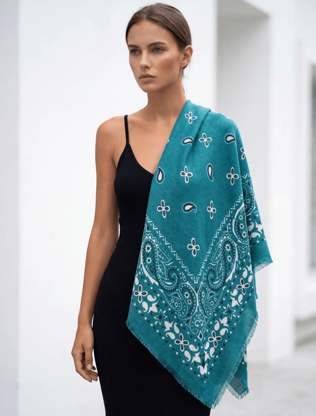 Écharpe Sofia femme motif bandana 110 × 110 cm – Viscose & laine douce