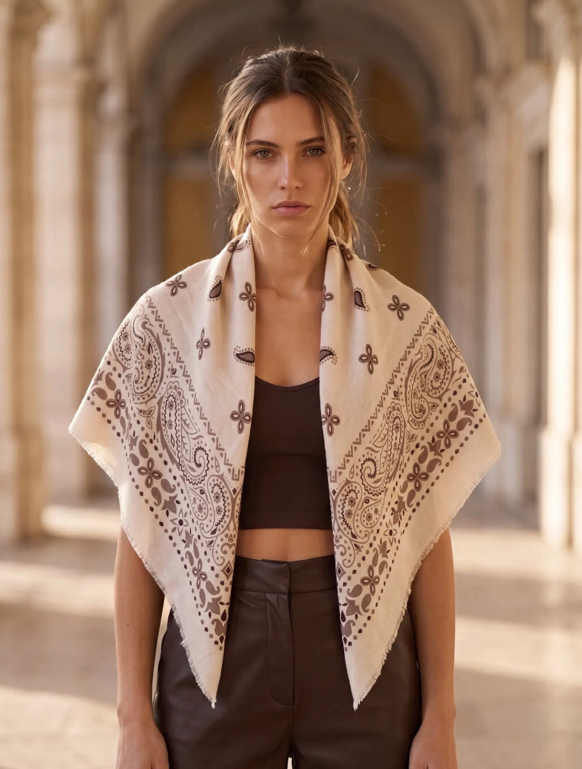 Écharpe Sofia femme motif bandana 110 × 110 cm – Viscose & laine douce