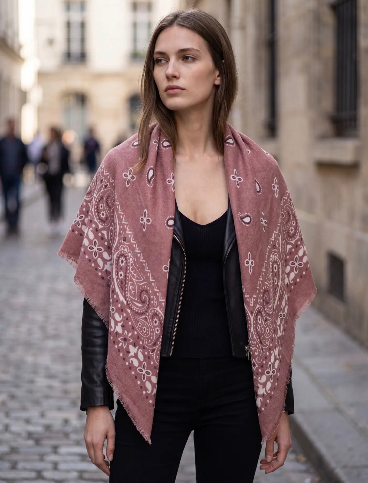 Écharpe Sofia femme motif bandana 110 × 110 cm – Viscose & laine douce