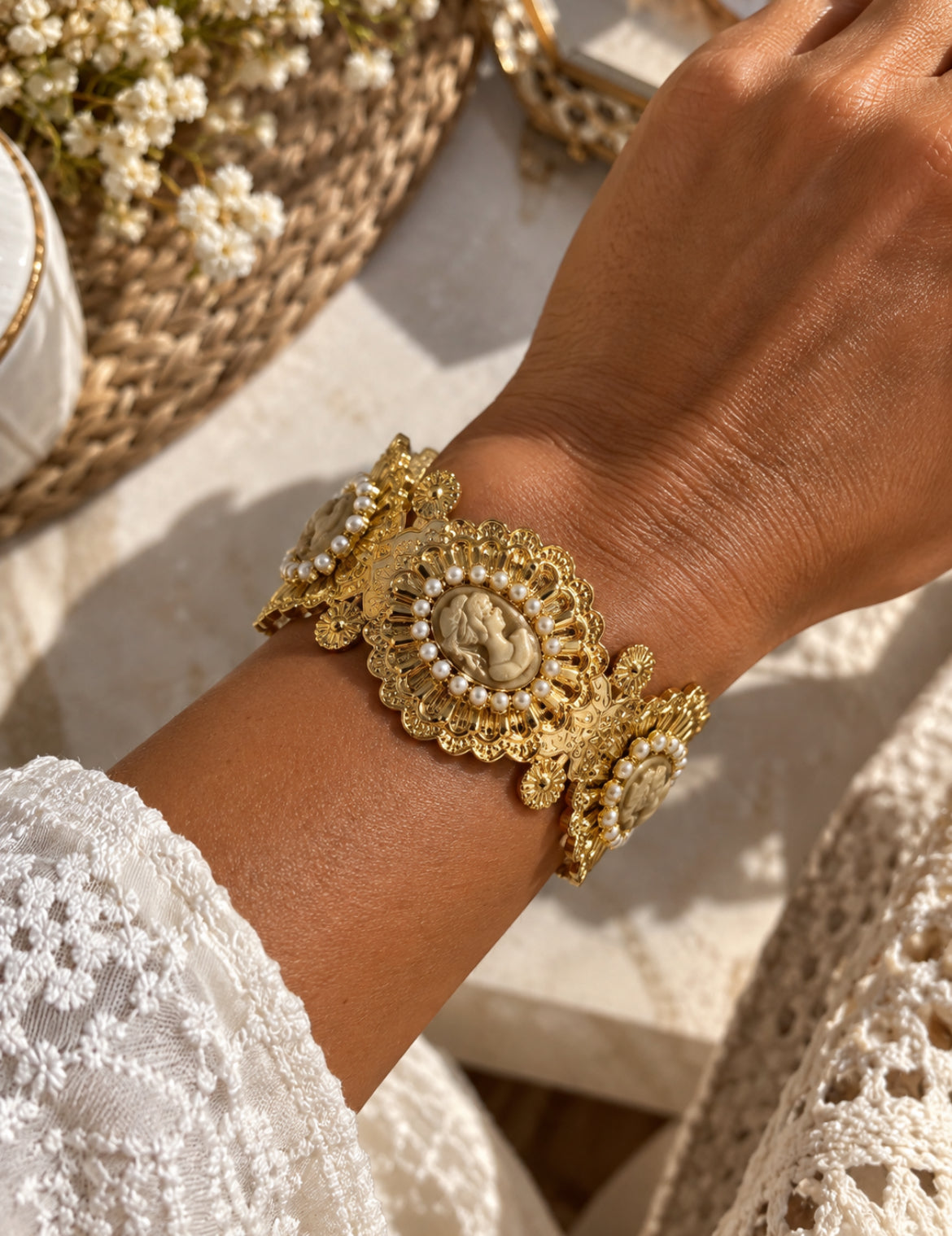 Bracelet Manchette « Belle Époque » – Camée & Perles – Acier inoxydable doré