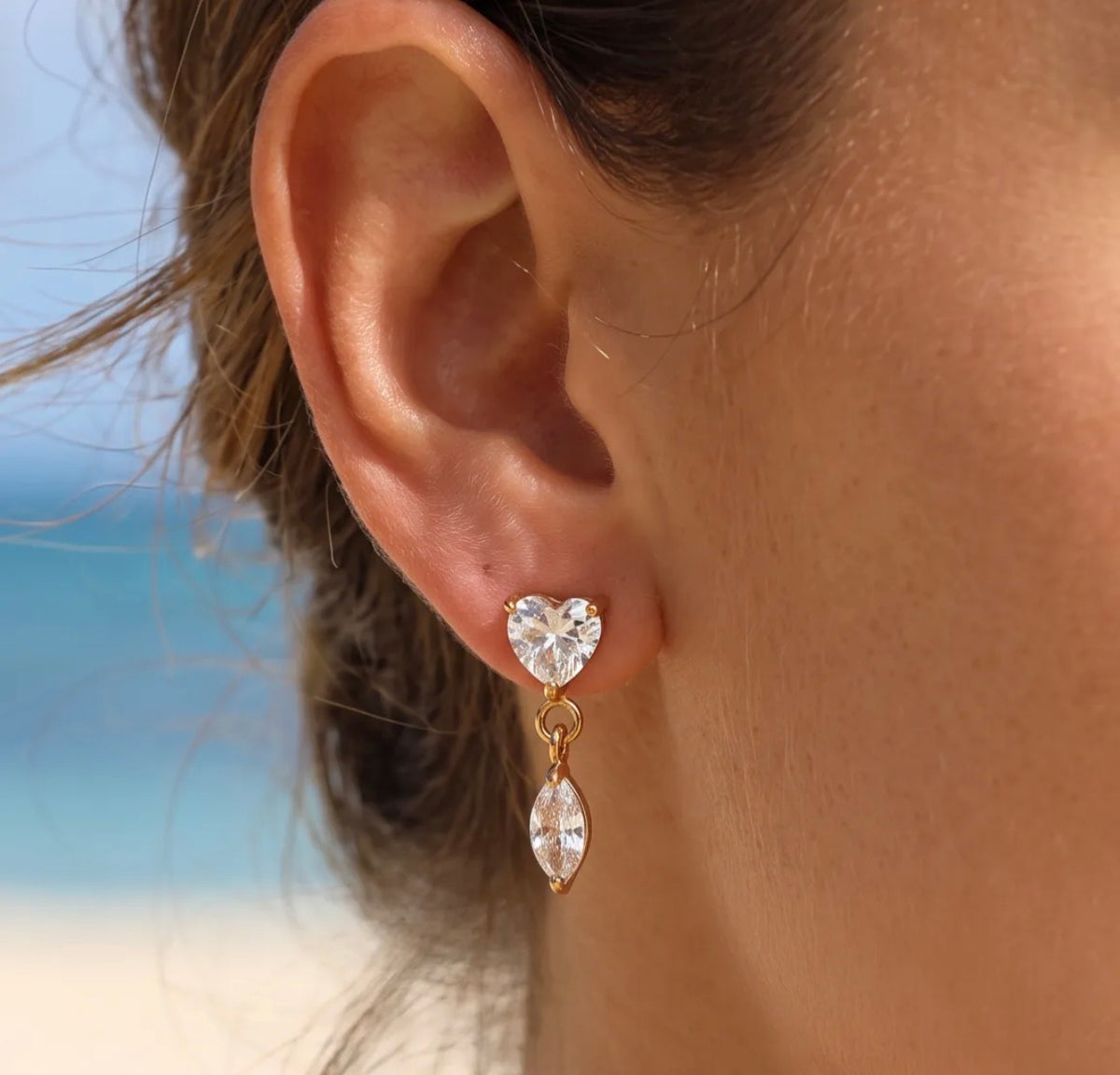 ￼ Boucles d’oreilles Amélia – Cœur scintillant en acier inoxydable