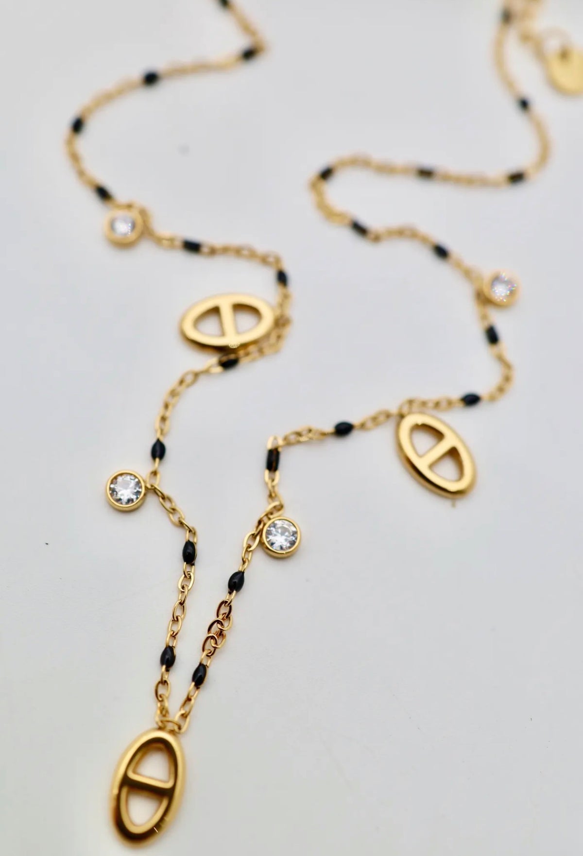 Collier Kaïa – Maille marine colorée en acier inoxydable doré